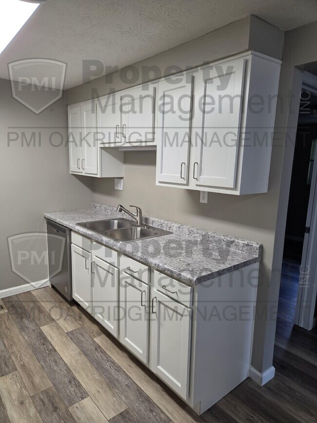 Building Photo - 3 Bedroom Single Level Duplex with Garage