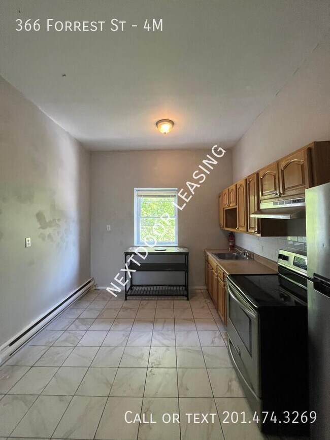 Building Photo - 366 Forrest St