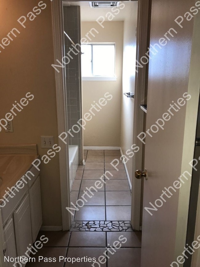 Building Photo - 200 Shadow Mountain Dr