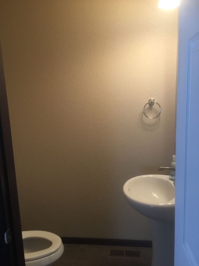 Building Photo - 2 Bed 1.5 Bath Plus Office
