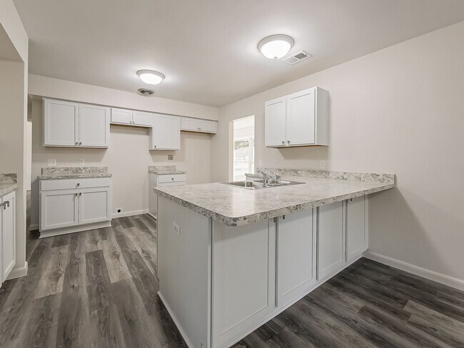 Building Photo - Freshly Updated 3-Bedroom Home in Farmington Hills!