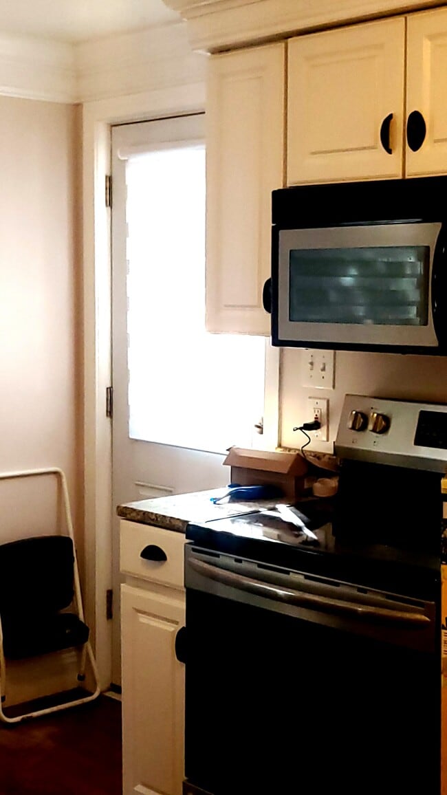 Building Photo - 370 High St