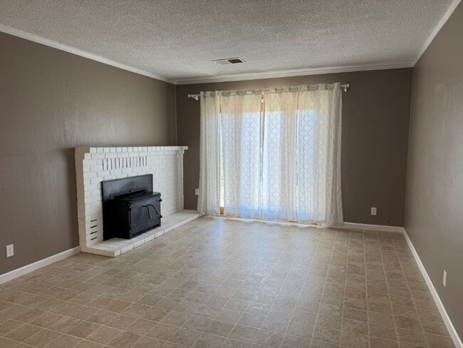 Building Photo - Charming 3 Bedroom Home with Foothill Views
