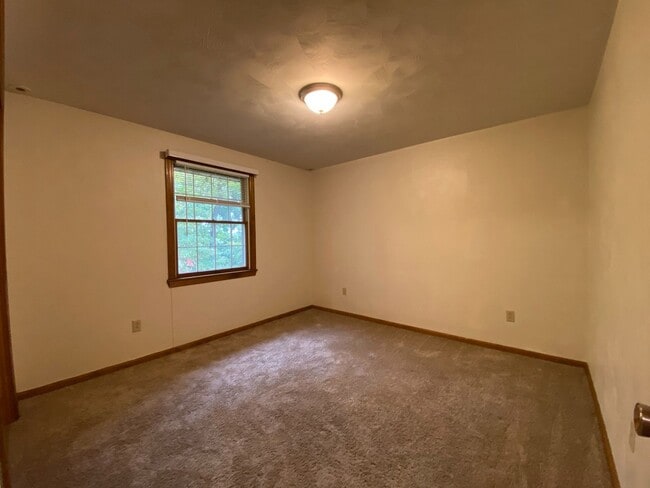 Building Photo - Edgewater Village 2BR Townhome! Yard, Pati...