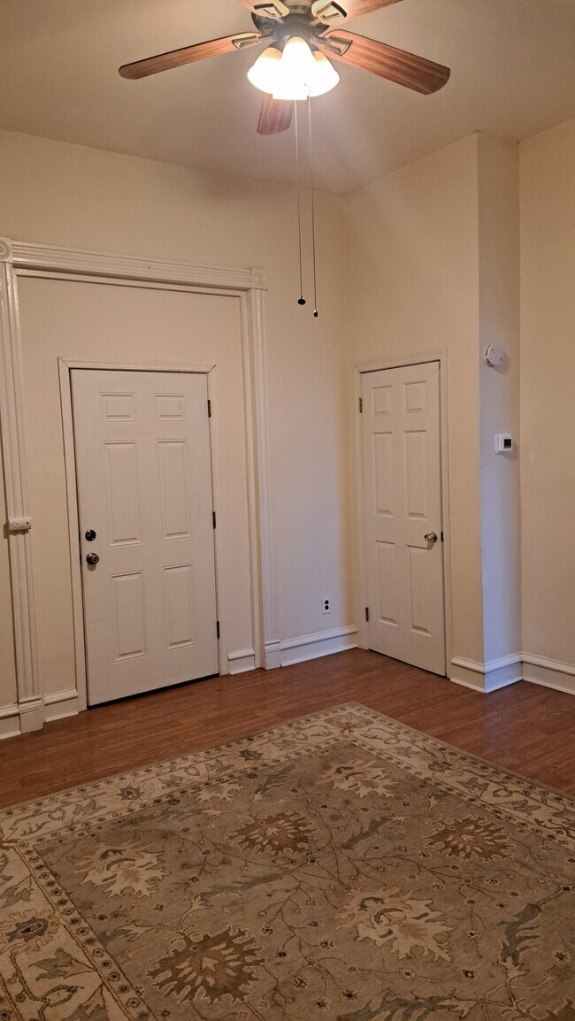 Building Photo - 2215 Brookfield Ave