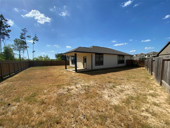 Building Photo - 16620 Merry Pines Dr