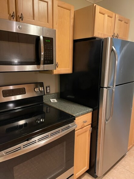 Building Photo - 625 E Fox Hills Dr