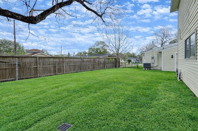 Building Photo - 6603 Narcissus St