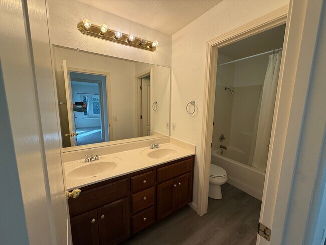 Building Photo - Large two story in Rose Hollow neighborhoo...