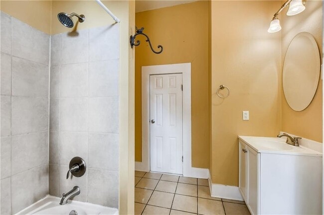 Building Photo - 1319 Davis St