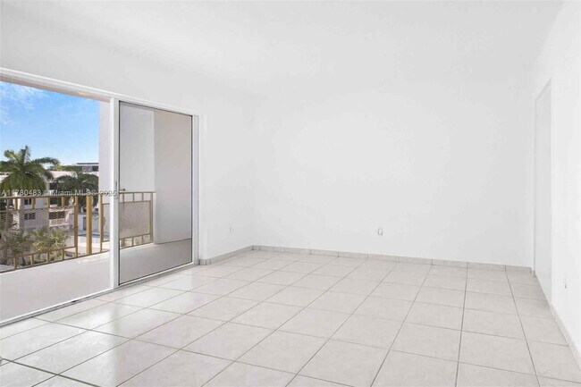 Building Photo - 1340 Lincoln Rd