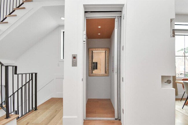 Building Photo - 2303 Yupon St