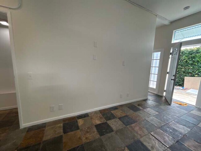 Building Photo - 915 Broadway St