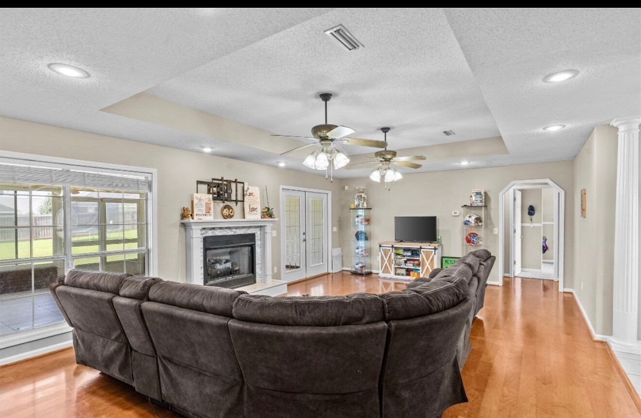 Living room - 108 Fieldstone Dr