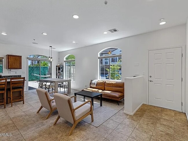 Building Photo - 2725 E Mine Creek Rd