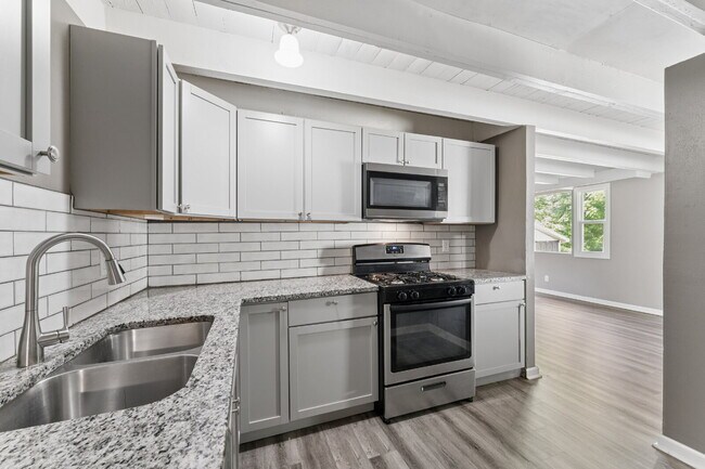 Building Photo - Charming Mid-Century Ranch Home Available Now!  1st Month's Rent is FREE!*