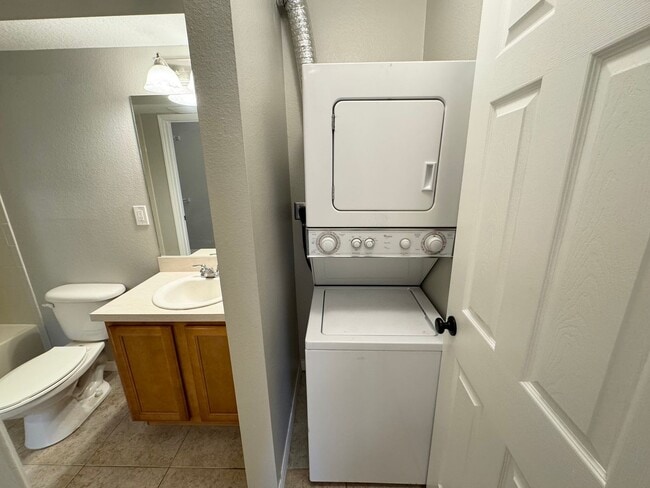 Building Photo - Lovely Winter Springs Condo ~ Vinyl Plank Flooring and Large Screened Patio!