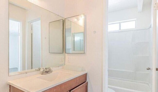 Building Photo - 43647 Stanridge Ave