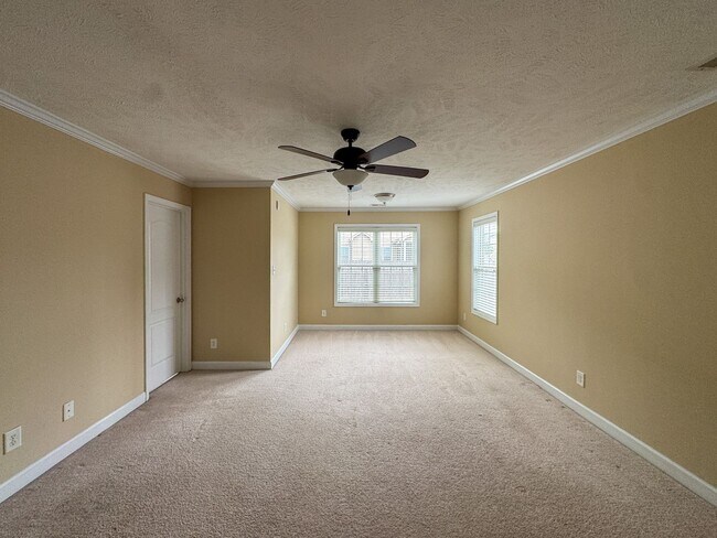 Building Photo - Gorgeous 3 Bed 2.5 Bath Home on Corner Lot