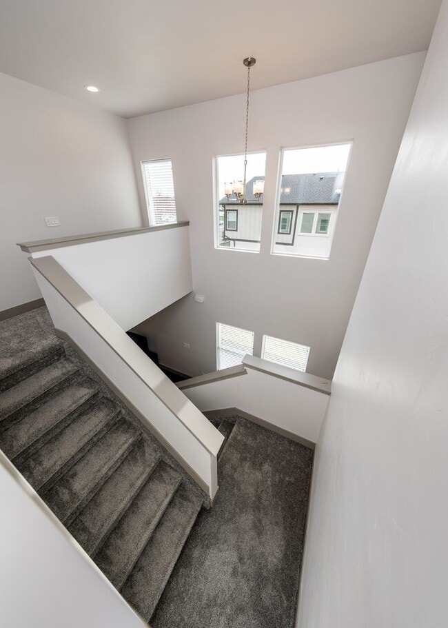 Building Photo - 2 Bedroom Luxury townhome