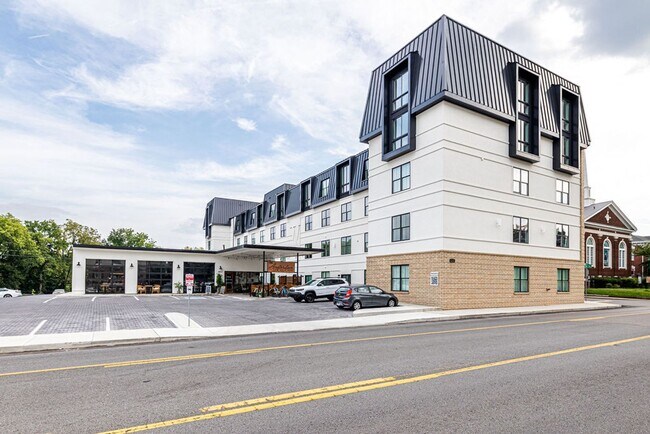 Building Photo - Furnished Residence