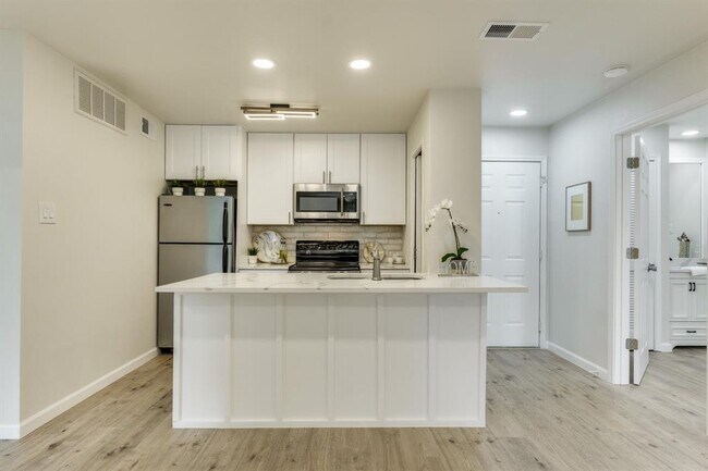 Building Photo - 8888 Tallwood Dr