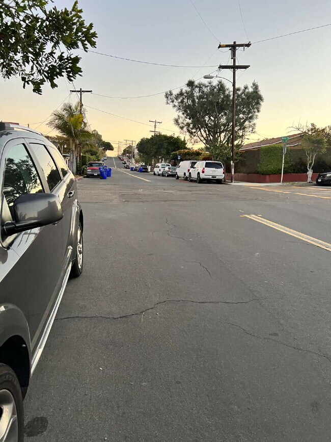 Building Photo - Fully renovated 2bed/1bath with private, gated porch, in-unit washer/dryer!