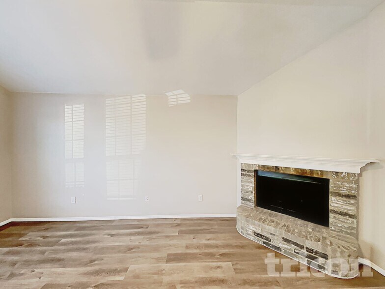 Building Photo - 1600 Bob Dr