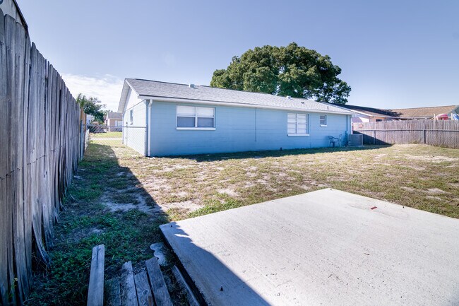 Building Photo - 6443 Lomand Ave