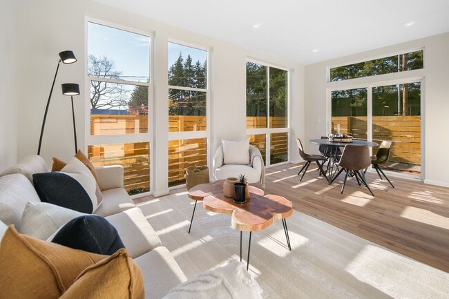Building Photo - Modern Townhome in Licton Springs – Rooftop Deck & Stylish Living!