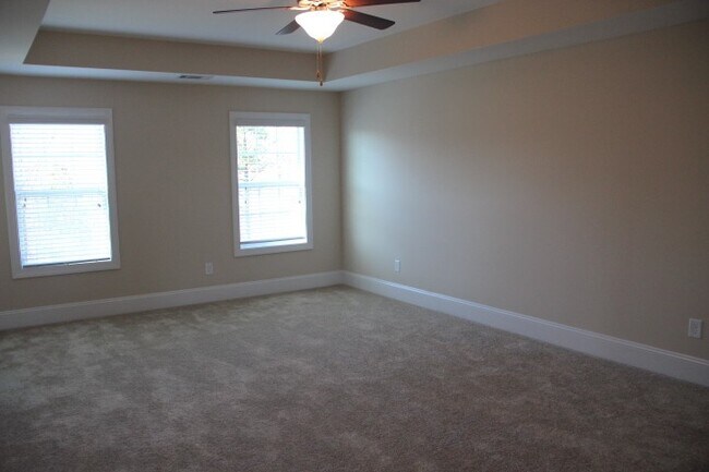 Building Photo - Beautiful move-in ready located in the Mil...