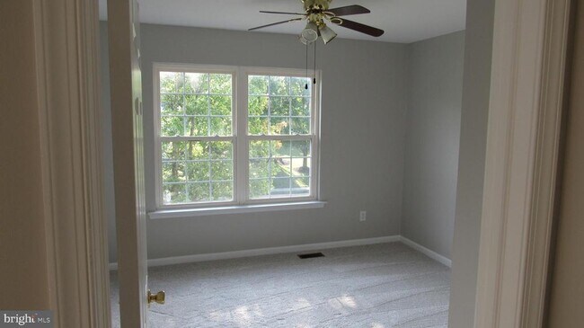 Building Photo - 1045 Fallbrook Ln