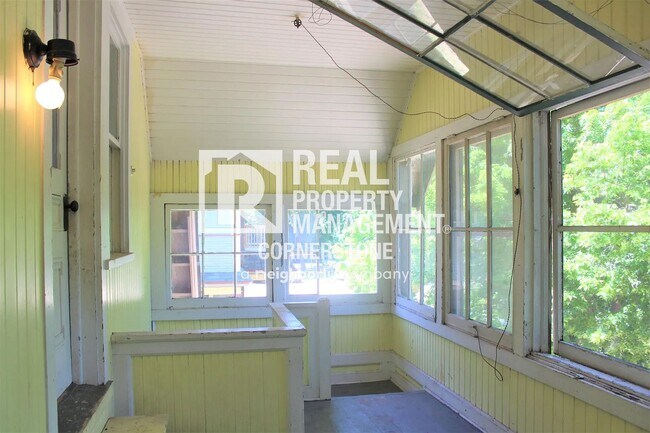 Building Photo - 808 W Kalamazoo Ave