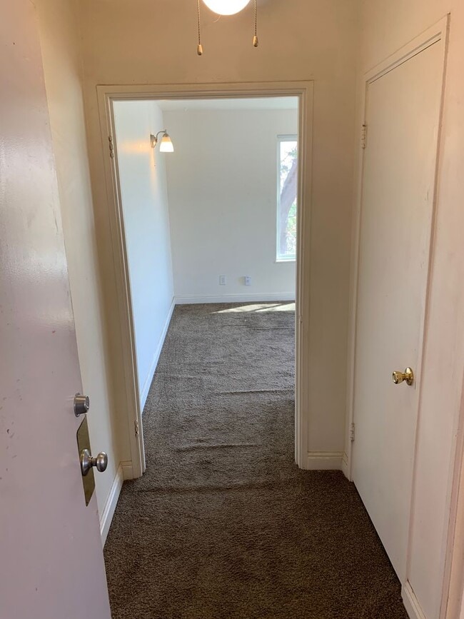 Building Photo - Studio apartment ONLY $995 !!