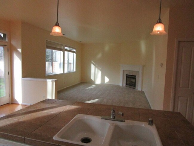 Building Photo - 3 Bedroom, 2.5 Bathroom Home with Office in Fife