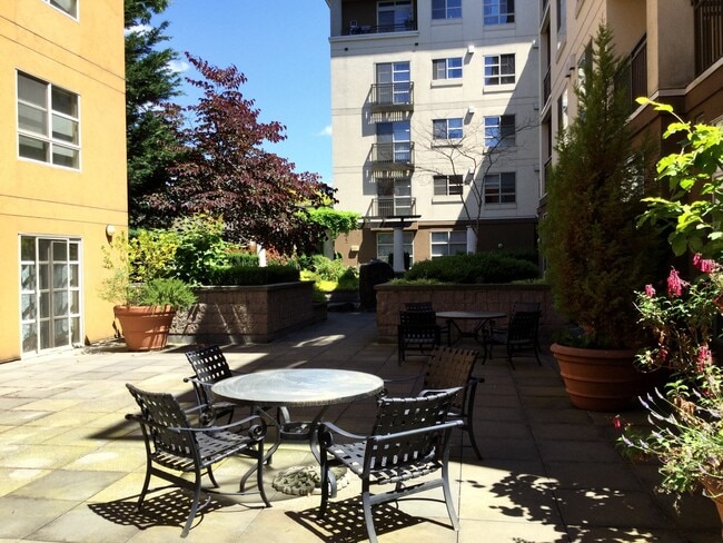 Building Photo - Beautiful Unit in Downtown Bellevue!