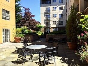 Building Photo - Beautiful Unit in Downtown Bellevue!