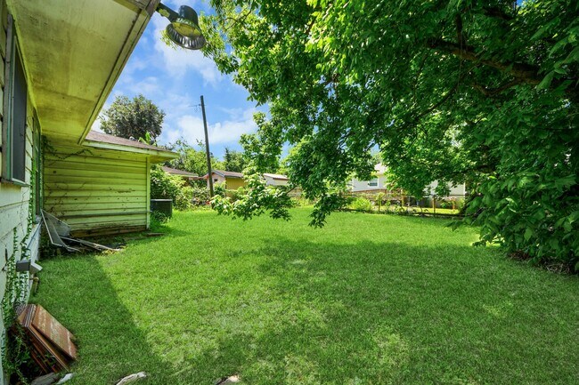 Building Photo - 3214 Tuam St