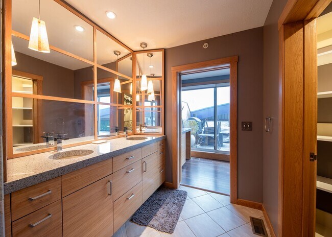 Building Photo - Luxurious multi-level penthouse condo - Flats Westbank