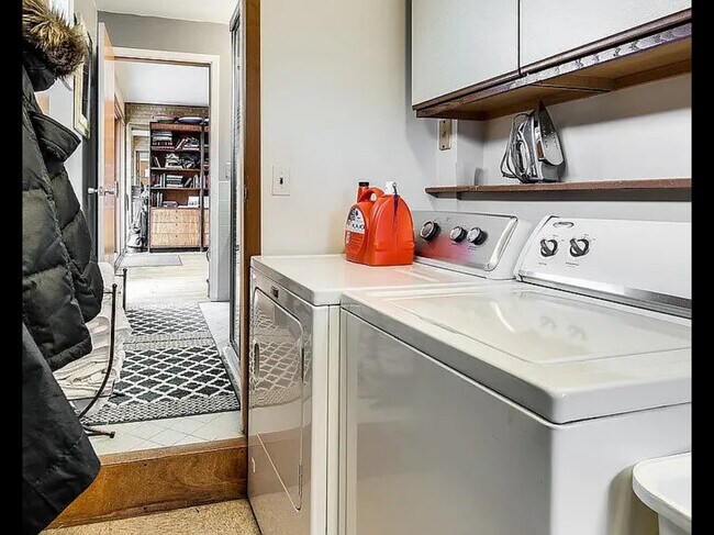 Building Photo - 3336 Overland Pass