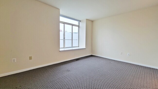 Building Photo - 1665 S Hayes St