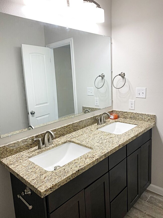 Building Photo - 380 Bower Rd