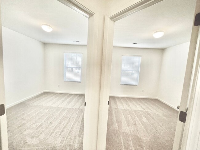 Building Photo - Charming Townhome community   3br 2.5ba with a cooks kitchen with island minutes from I-85 and sh...