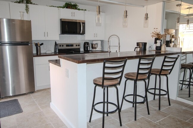 Building Photo - 606 6th Way