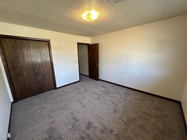 Building Photo - Beautiful duplex in Moore for rent!