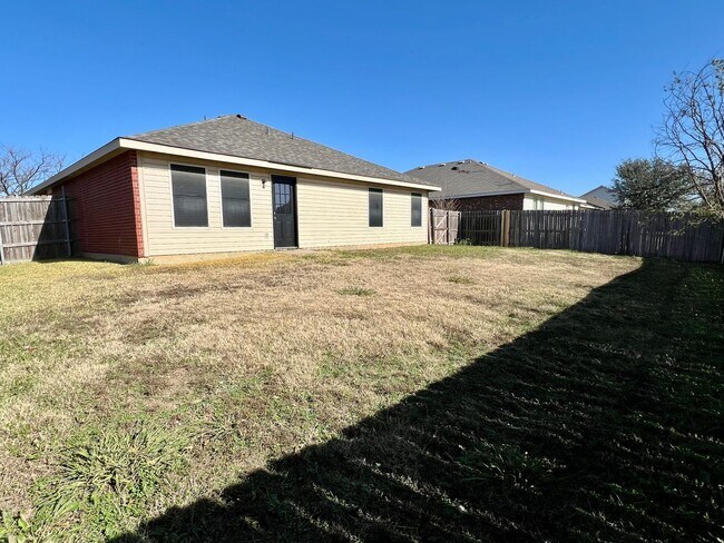 Building Photo - Maned