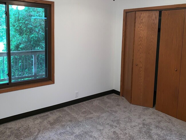 Building Photo - 2050 Holiday Rd