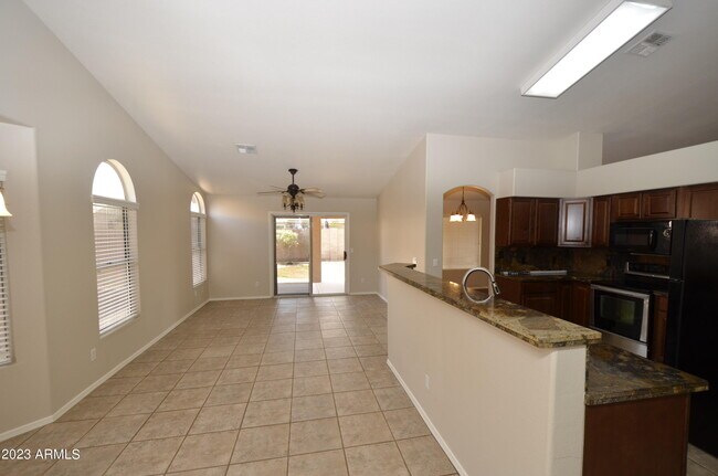 Building Photo - 871 W Horseshoe Ave