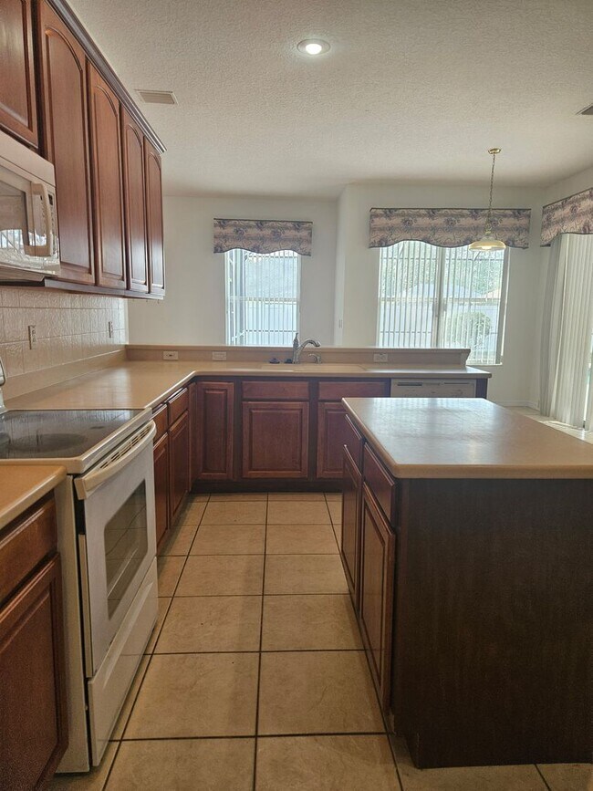 Building Photo - 4 BEDROOM 3 FULL BATH HOME WITH A SCREENED IN POOL IN THE BEAUTIFUL PALM COAST