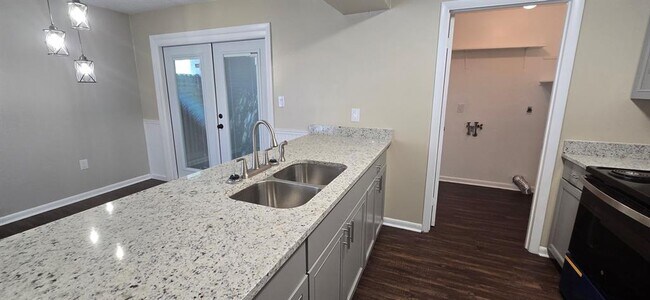 Building Photo - 4050 SE 22nd Ave